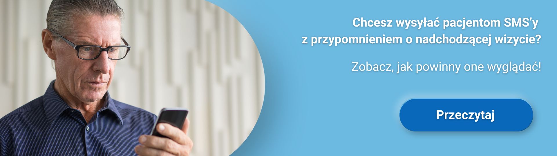 Starszy mężczyzna patrzy na telefon, obok niebieskie tło z tekstem o przypomnieniach SMS.