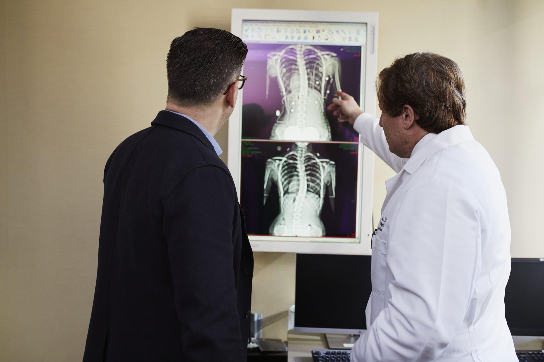 zdjęcie lekarzy omawiających zdjęcie rentgenowskie pacjenta