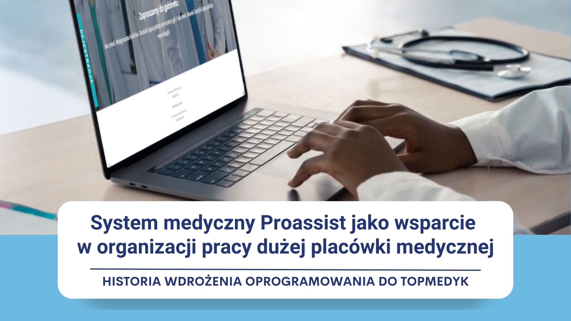 Osoba przy laptopie z dokumentami i stetoskopem, tekst o systemie Proassist dla placówek medycznych.