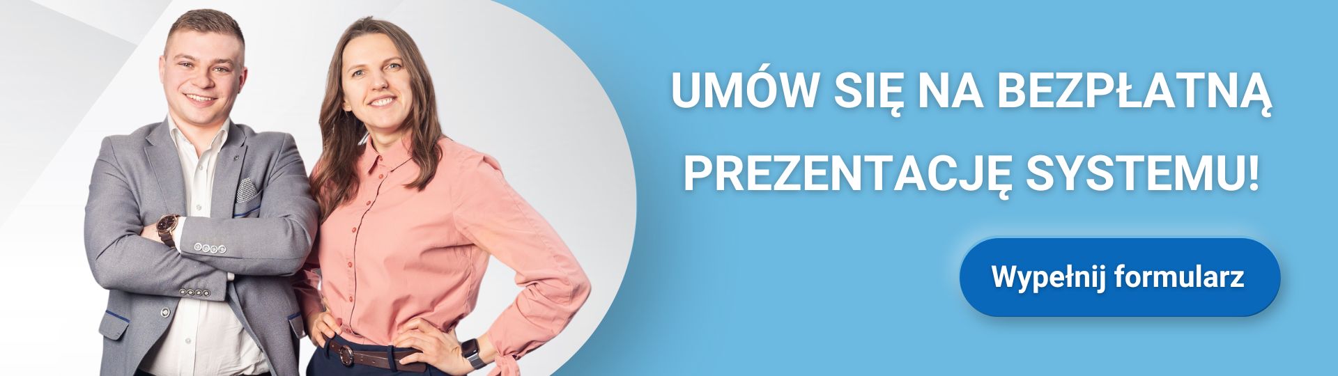 Dwie osoby uśmiechnięte na tle zaproszenia na prezentację systemu z przyciskiem formularza.