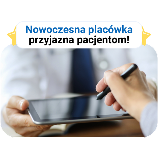 Nowoczesna placówka zdrowotna, lekarz z pacjentem używają cyfrowego tabletu.