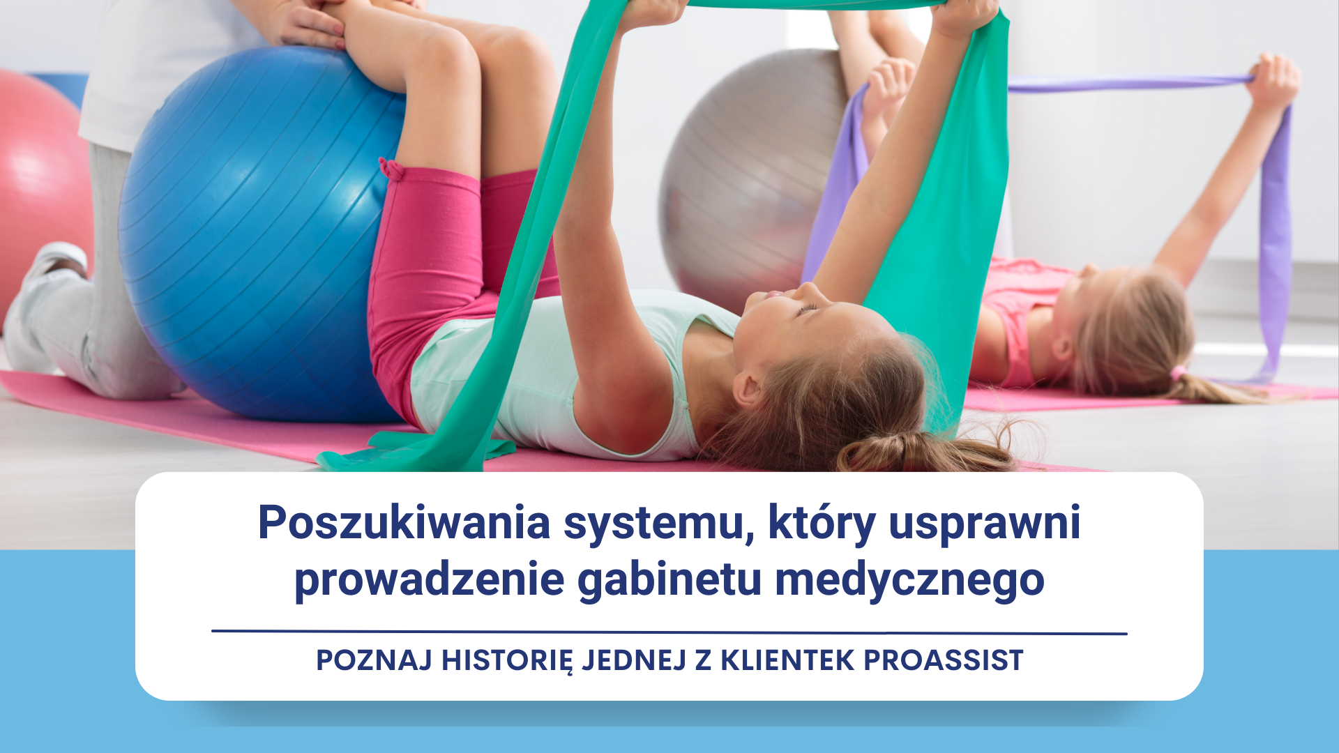 Dzieci ćwiczące z piłkami i taśmami w sali gimnastycznej, promując Proassist.