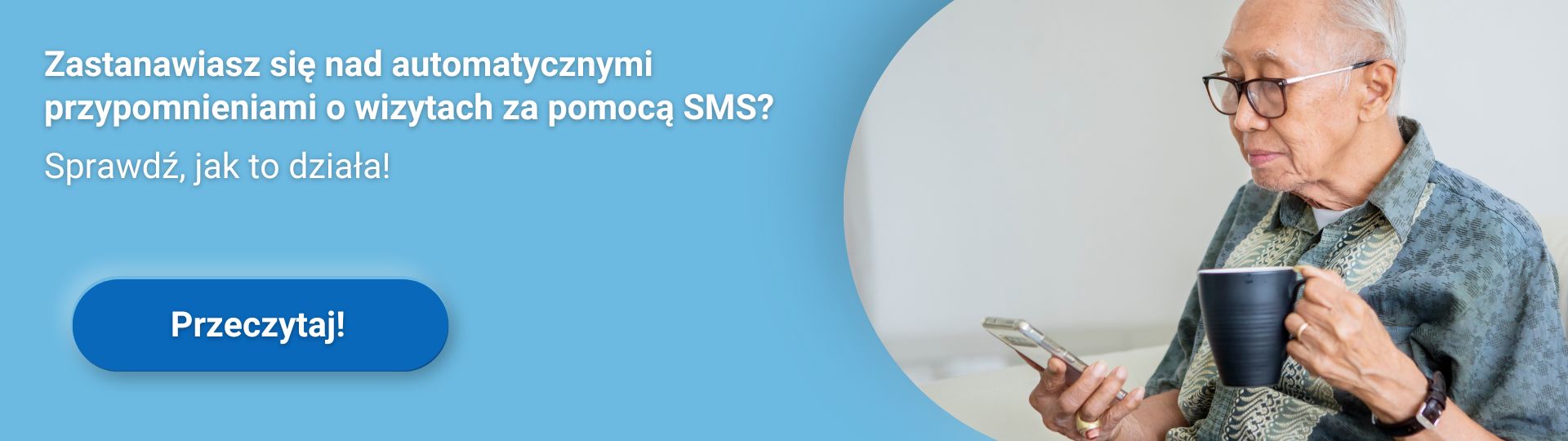 Starsza osoba czyta wiadomość na smartfonie, trzymając kubek, z tekstem o SMS przypomnieniach.