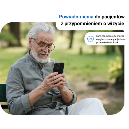 Starszy mężczyzna na ławce w parku ogląda telefon z powiadomieniami o przypomnieniach SMS.