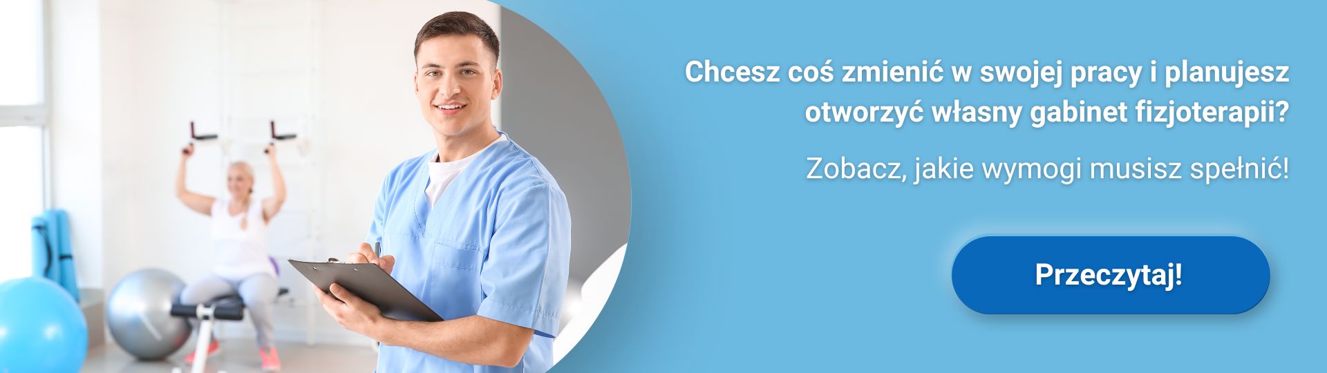 Fizjoterapeuta z klipbordem w sali fitness, ćwicząca osoba w tle, tekst o gabinecie.