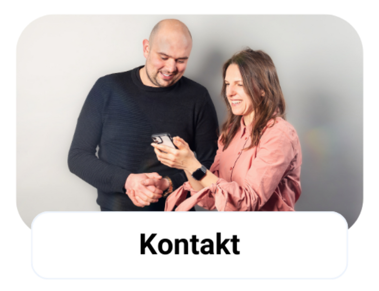 Kobieta i mężczyzna patrzą na smartfon, pod spodem napis "Kontakt".