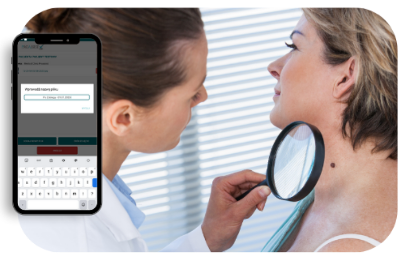 Lekarz bada skórę pacjentki lupą, obok smartfon z aplikacją do notowania.