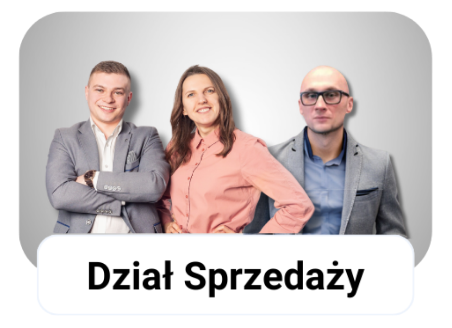 Trzy uśmiechnięte osoby w formalnych strojach z napisem "Dział Sprzedaży".