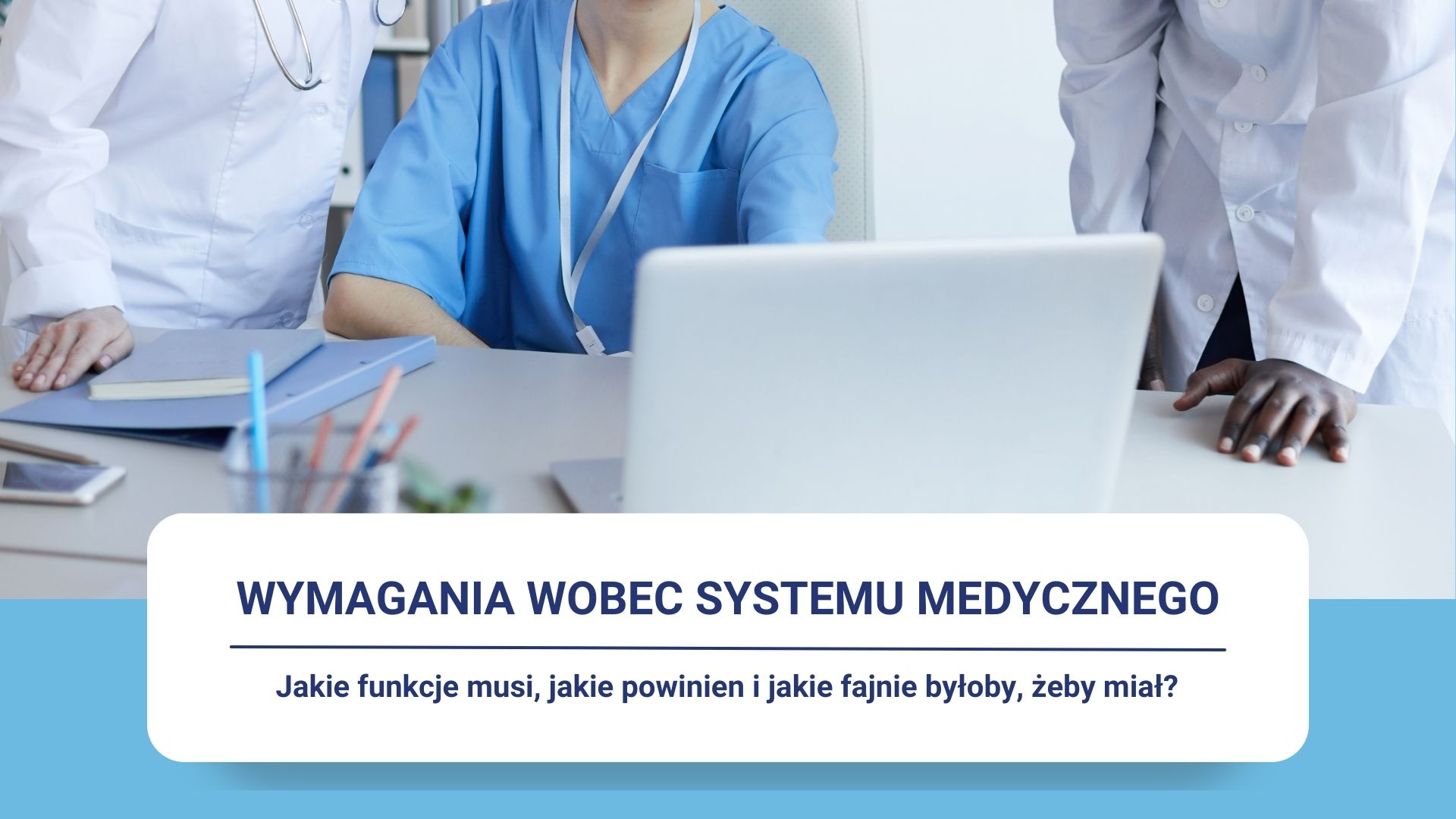 Profesjonaliści medyczni przy biurku z laptopem i dokumentami, tekst o funkcjach systemu.