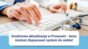 Osoba pisze na klawiaturze, obok leży stetoskop; grudniowa aktualizacja Proassist.