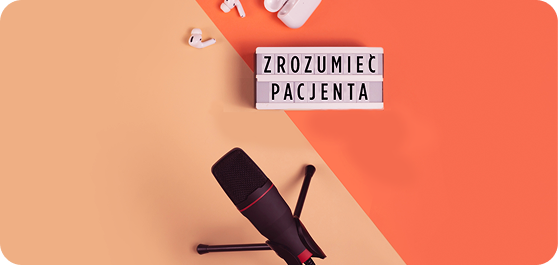 Mikrofon na statywie, tabliczka "Zrozumieć pacjenta", słuchawki na pomarańczowym tle.