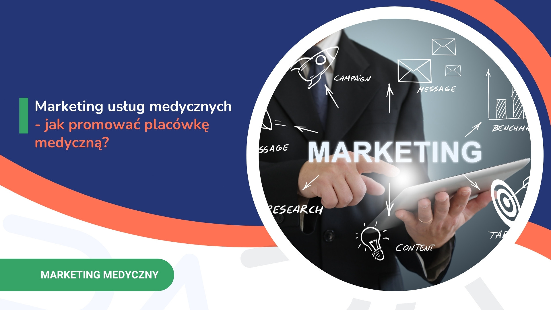 Baner reklamowy z niebieskim tłem, fragmentem zielonego prostokąta i okrągłym kadrem pokazującym osobę w garniturze trzymającą tablet, z napisem Marketing
