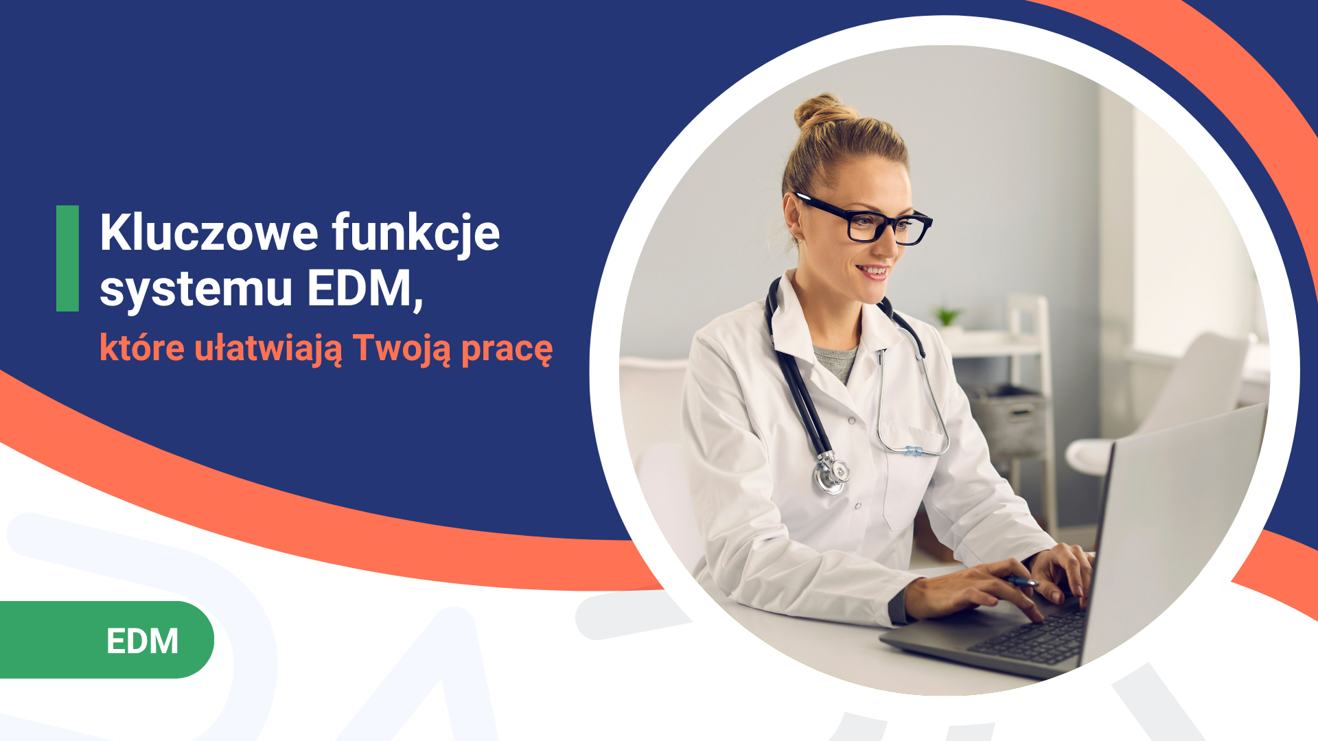 Lekarka przy laptopie z tekstem o kluczowych funkcjach systemu EDM na ciemnoniebieskim tle.