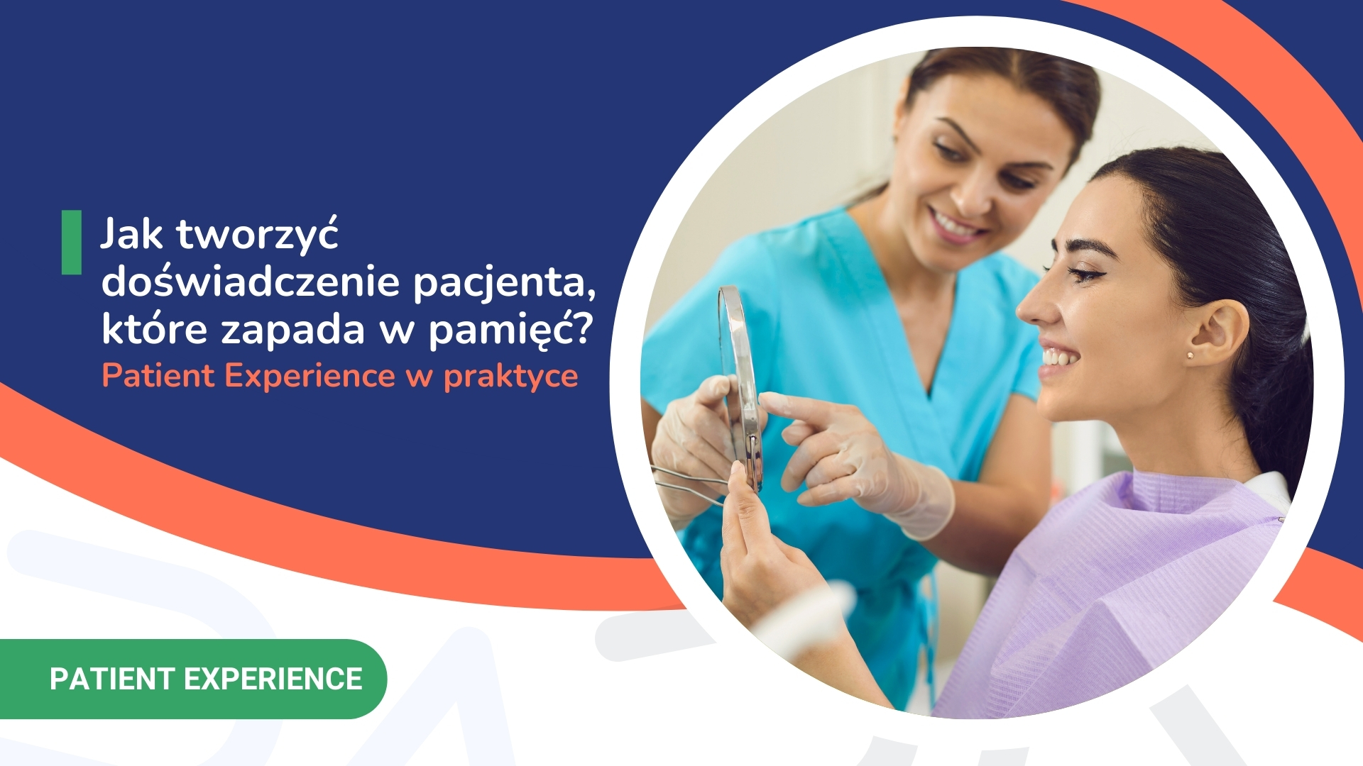 Pacjentka ogląda się w lusterko w gabinecie stomatologicznym, obok stoi dentystka.