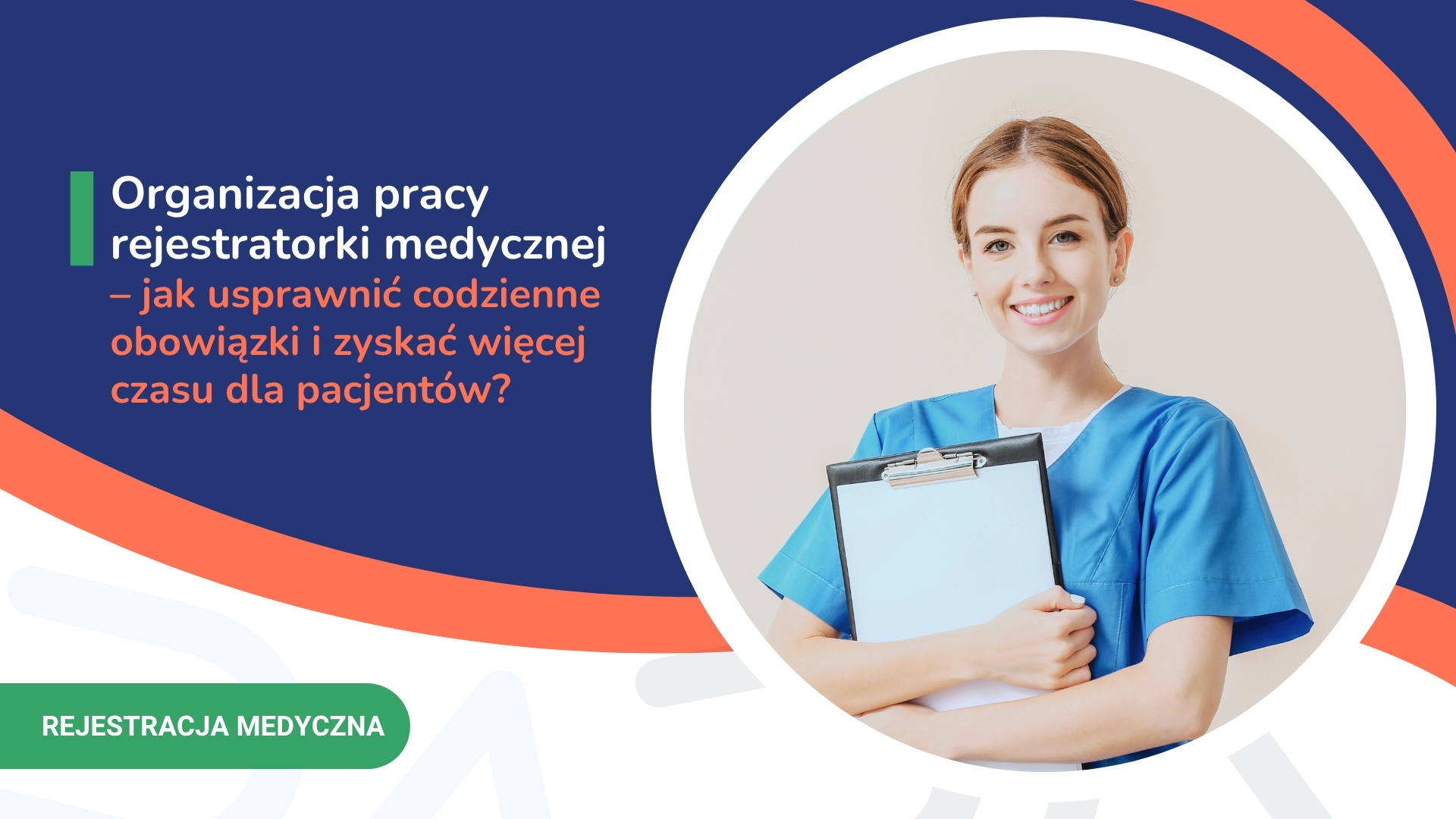 Kobieta w niebieskiej garsonce medycznej trzyma teczkę i notatnik na tle abstrakcyjnej grafiki i okrągłego profilu.