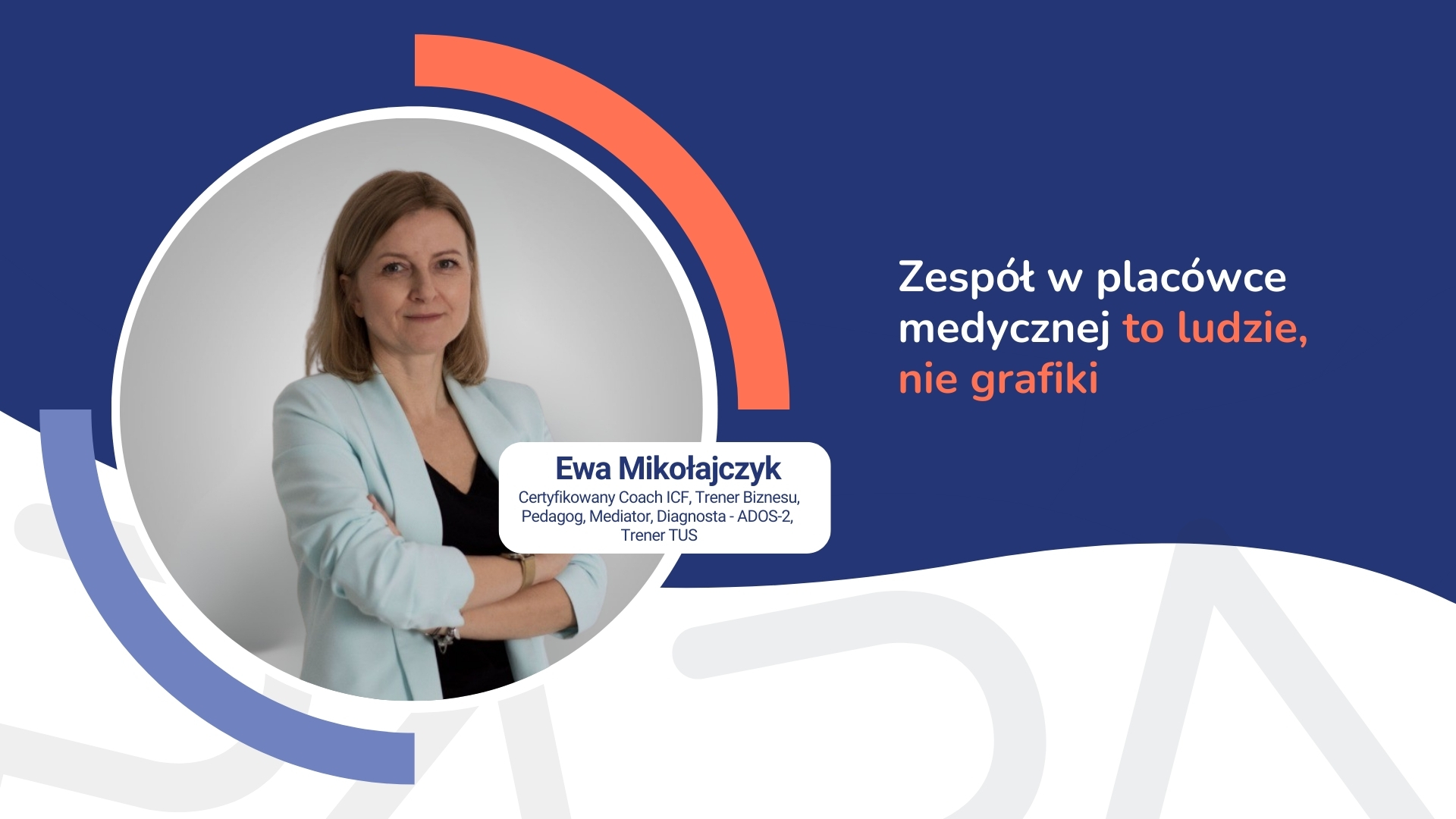 Kobieta z założonymi rękami na szaro-błękitnym tle z tekstem o wartości ludzi w medycynie.