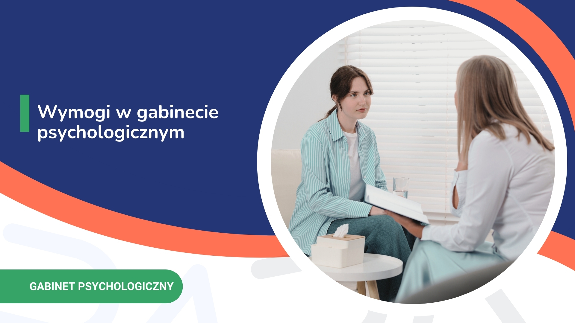 Dwóch kobiet podczas konsultacji w gabinecie psychologicznym z widocznym stolikiem i żaluzjami.