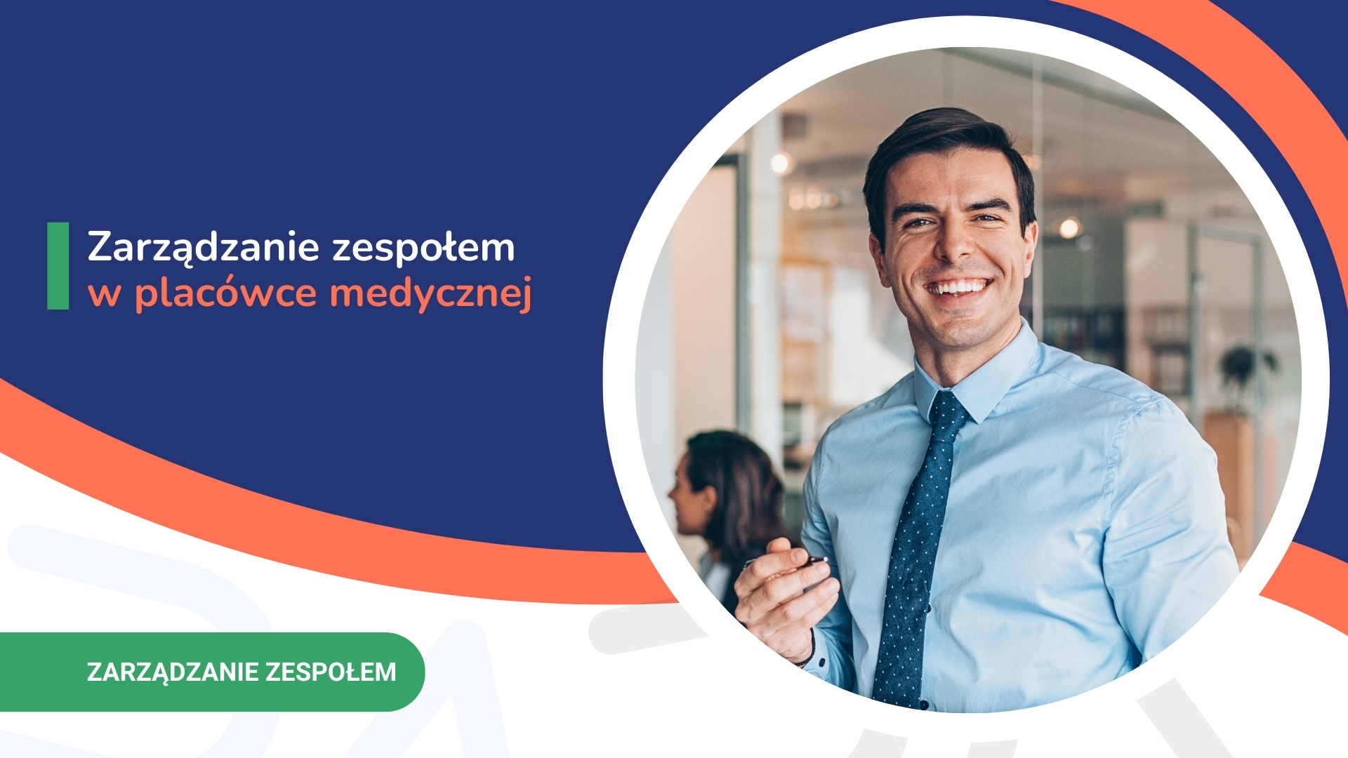Mężczyzna w koszuli i krawacie na tle biura obok tekstu o zarządzaniu zespołem w placówce medycznej
