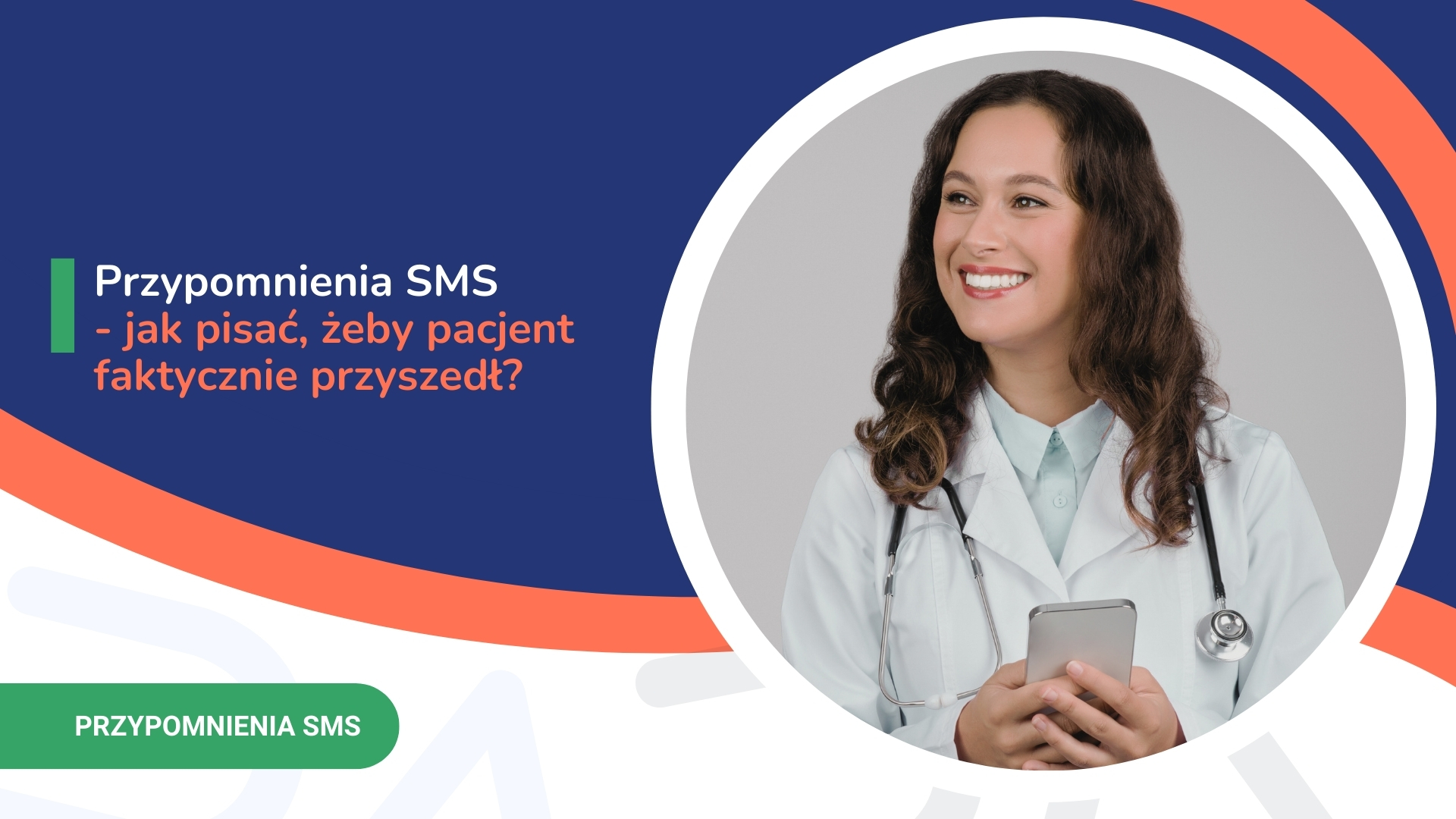 Kobieta w białym fartuchu i stetoskopie trzyma telefon obok tekstu o przypomnieniach SMS dla pacjentów.