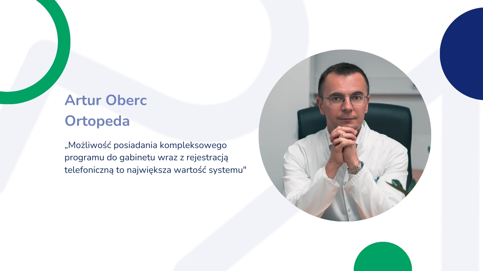 Artur Oberc ortopeda w białym fartuchu rozmawia o programie do gabinetu z rejestracją telefoniczną