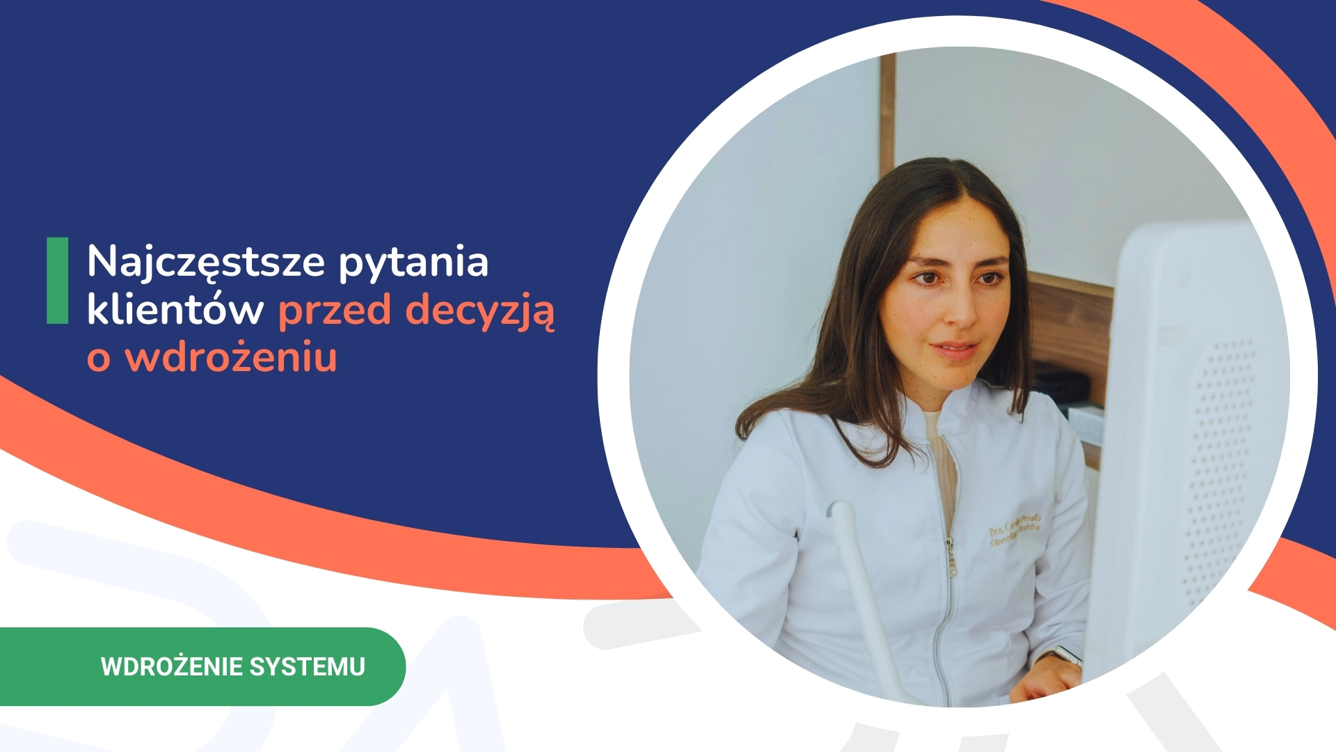 Kobieta w białej bluzce siedzi przy komputerze na tle grafiki w kolorach niebieskim, zielonym i pomarańczowym.