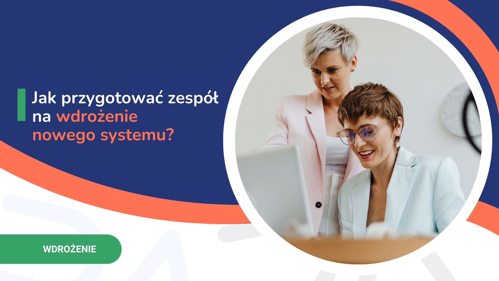 Dwie kobiety pracujące przy laptopie na tle grafiki z tekstem w kolorach navy, pomarańczowym i zielonym.