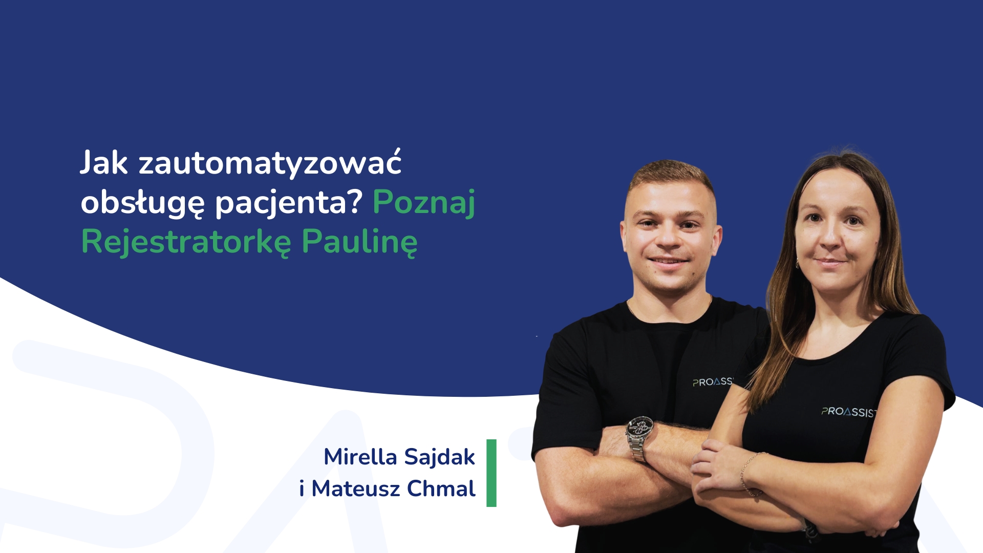 Dwóch uśmiechniętych ludzi w czarnych koszulkach na niebieskim tle, z tekstem o automatyzacji obsługi pacjenta.