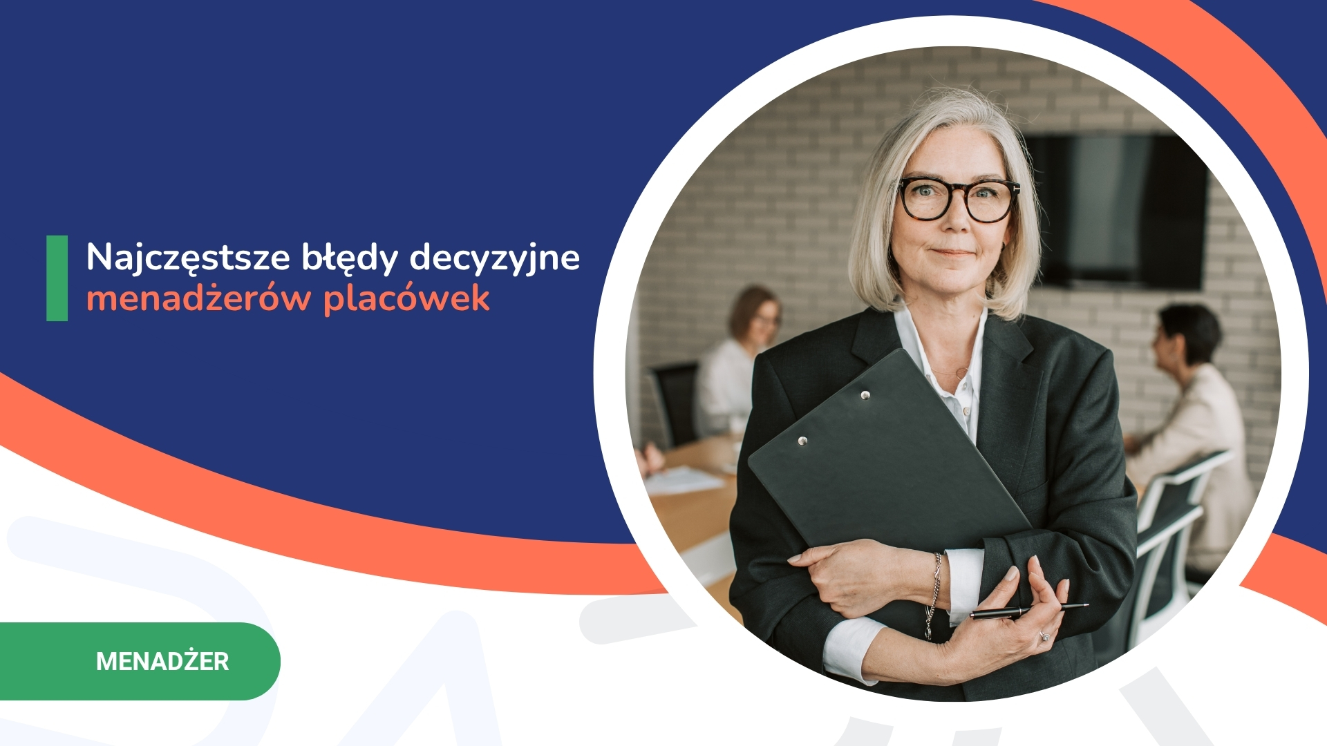 Kobieca osoba w garniaturze trzyma teczkę, stojąca w biurowej aranżacji z okrągłym oknem, na tle niebieskiego tła i napisu.