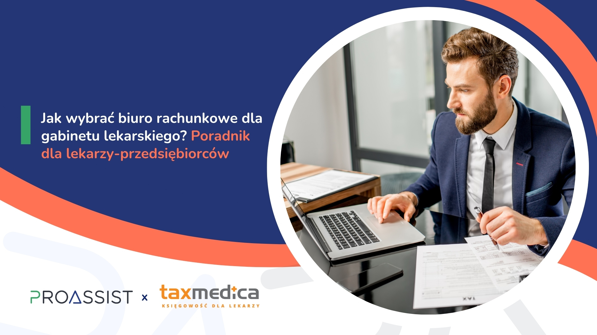 Mężczyzna w garniturze pracuje przy laptopie i dokumentach w biurze, kadr prawy.
