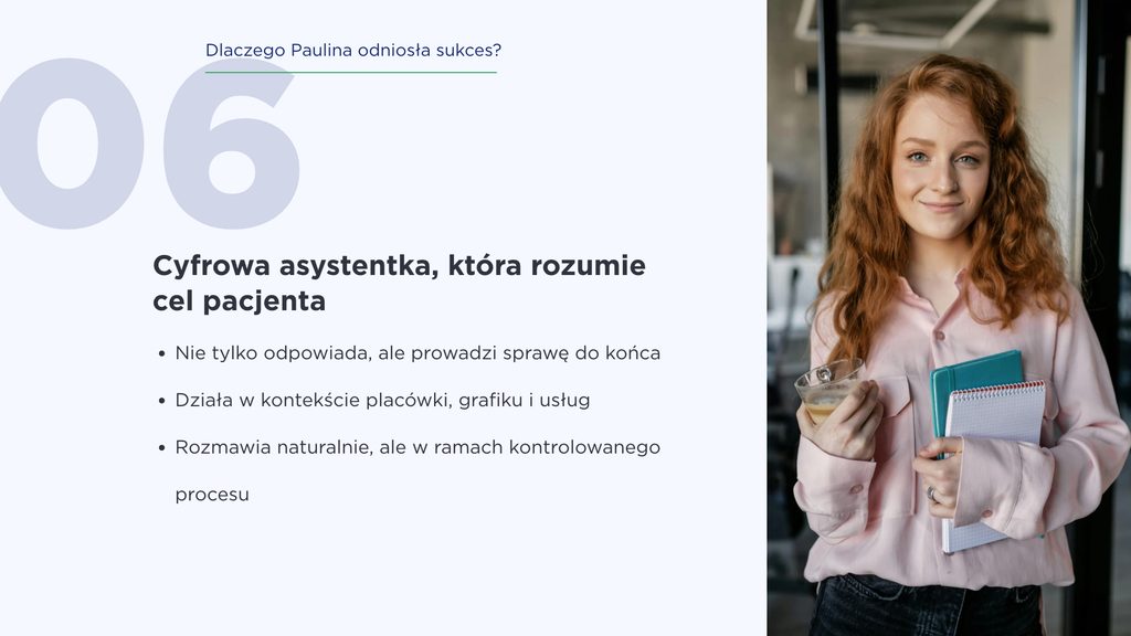 Projekt po lewej części strony z dużą liczbą 06 i nagłówkiem, po prawej młoda kobieta z czerwonymi włosami trzymająca notes i kawę (zdjęcie)
